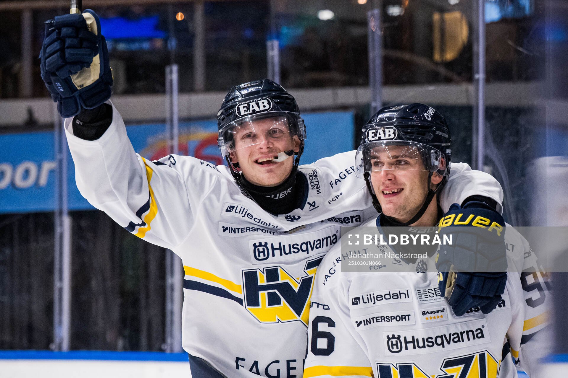 HV71s Linus Lindström och Nikola Pasic jublar