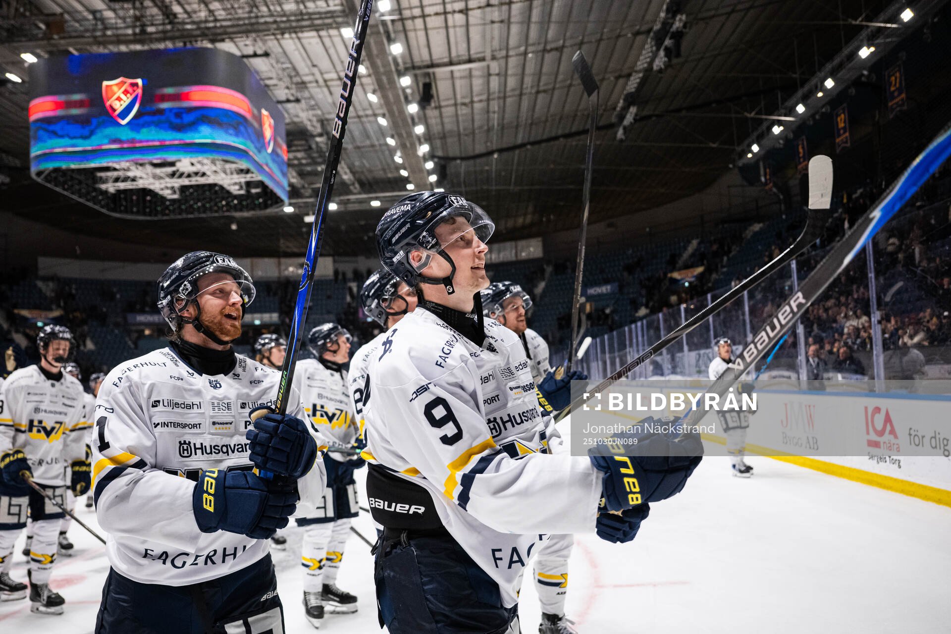HV71s Riley Woods och Hugo Pettersson jublar