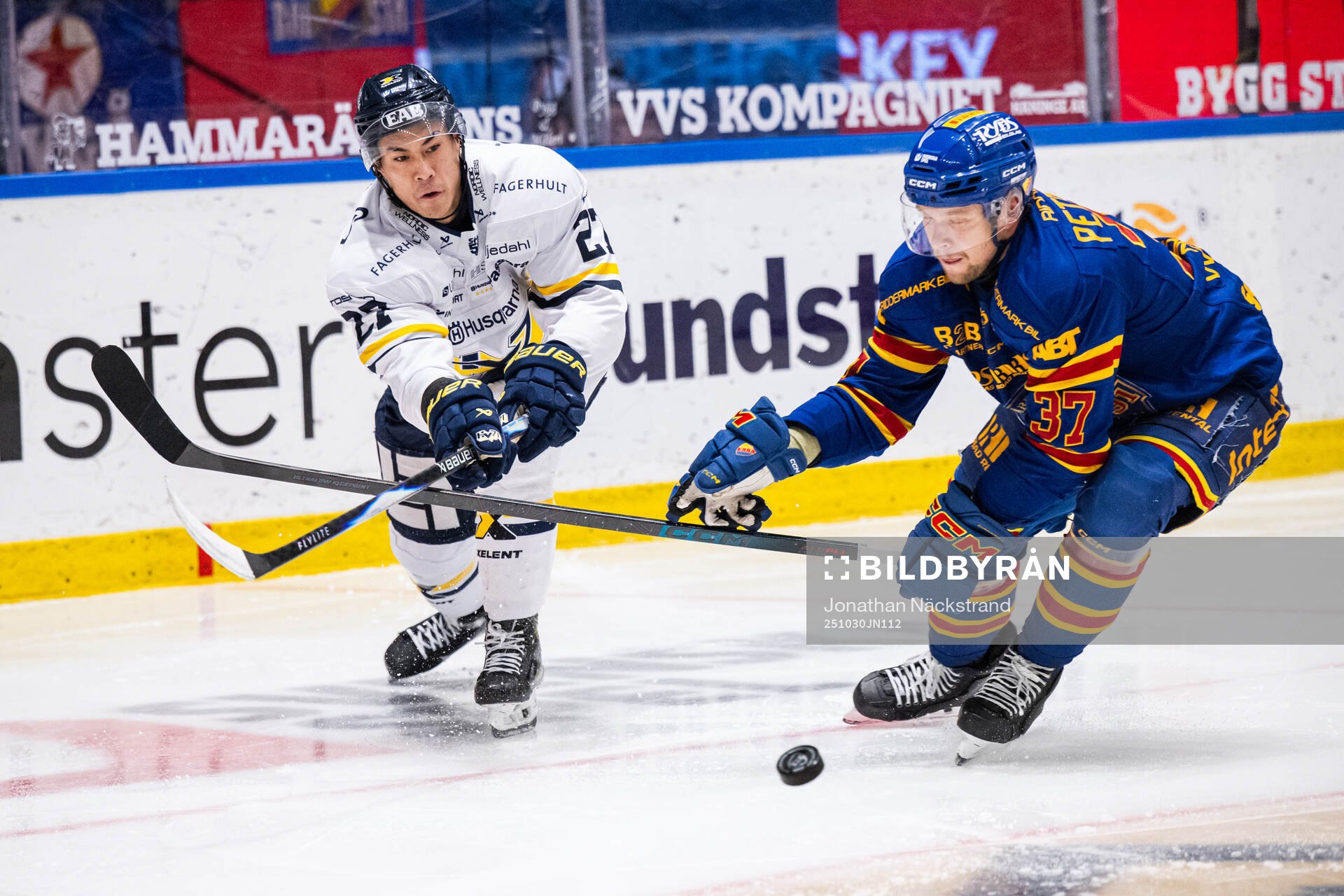HV71s Jonathan Ang och Djurgårdens Jesper Pettersson
