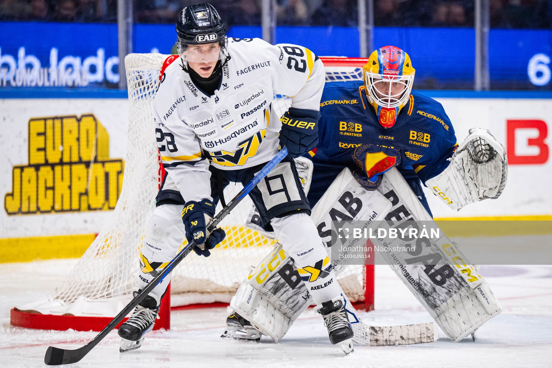 HV71s Justin Glenn Kloos framför Djurgårdens målvakt
