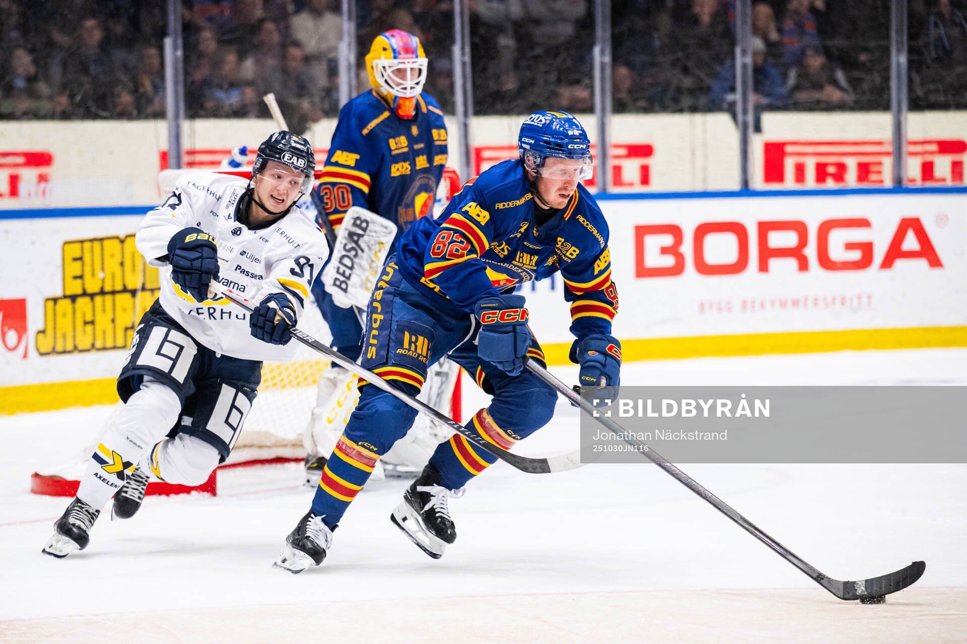 HV71s Aleksi Heponiemi och Djurgårdens Colby Sissons