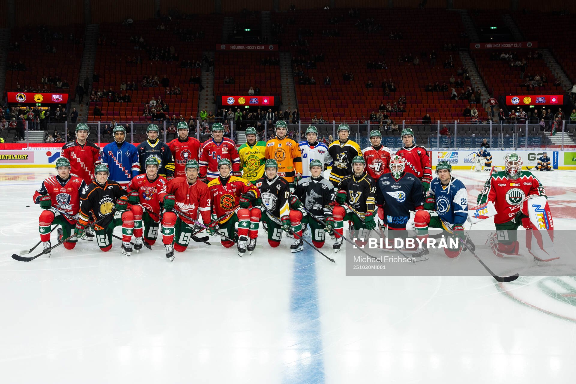 Frölundas spelare klädda i matchtröjor från regionens