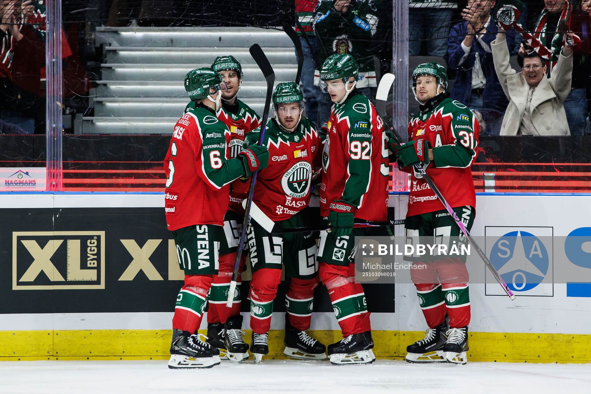 Frölundas Erik Thorell jublar med lagkamrater