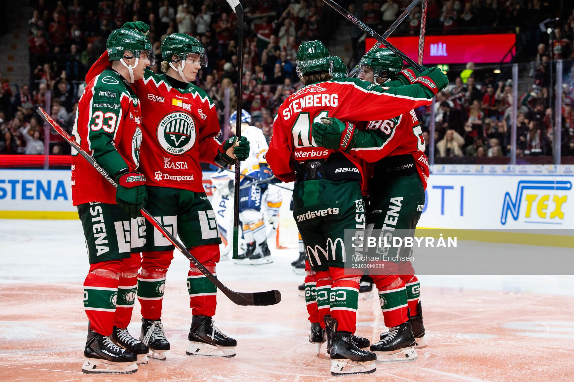 Frölundas Erik Thorell jublar med lagkamrater