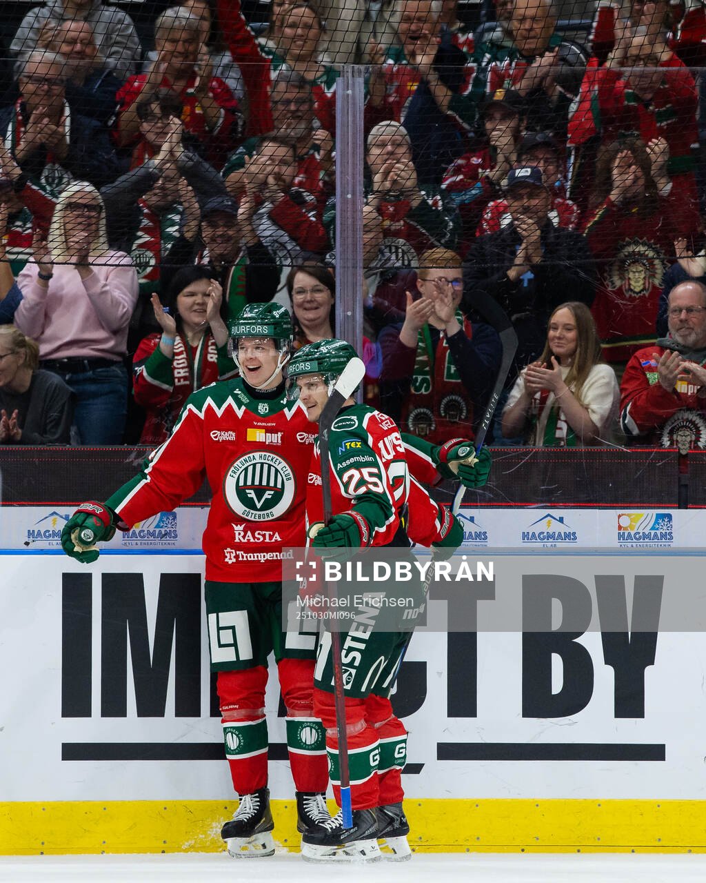 Frölundas Noah Dower Nilsson jublar ihop med Arttu
