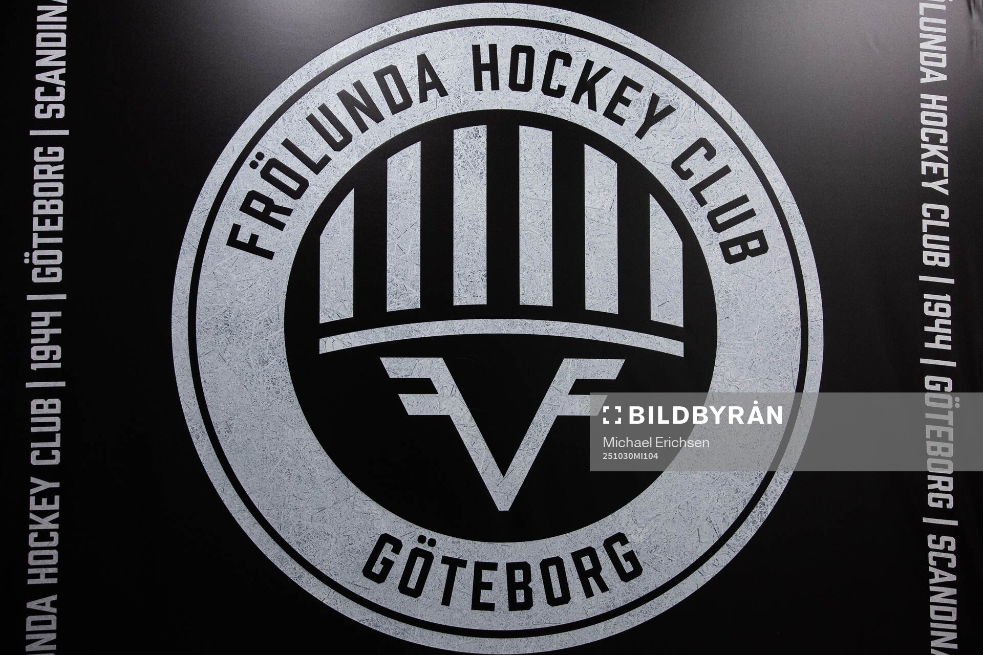Frölundas klubbmärke på deras introvägg