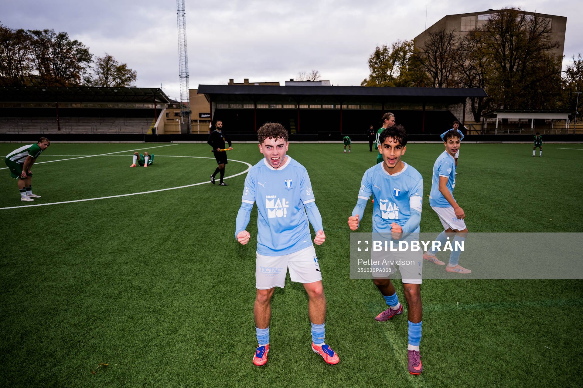 Malmö FFs Colin Stark och Amir Osman jublar