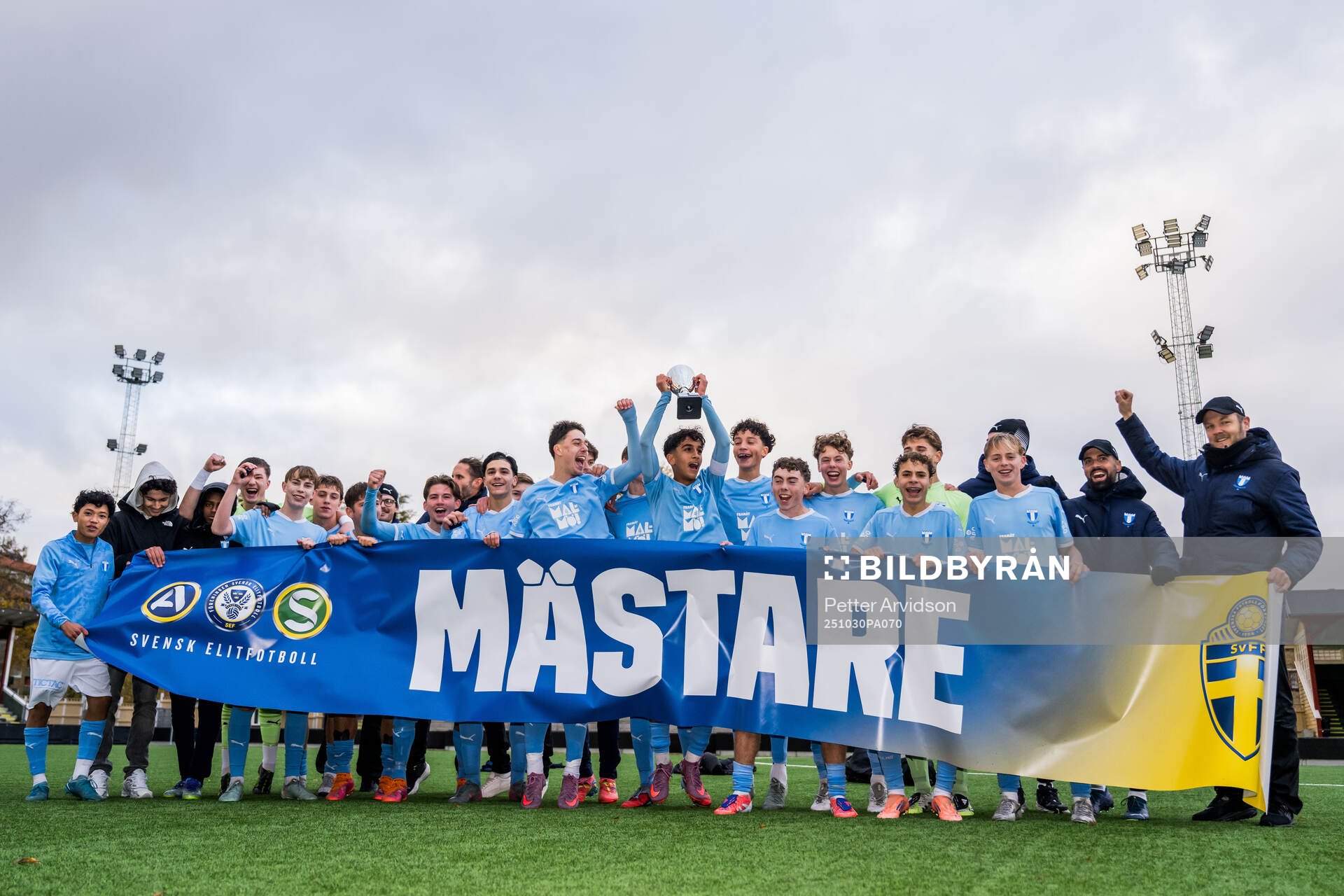 Malmö FFs Amir Osman höjer pokalen