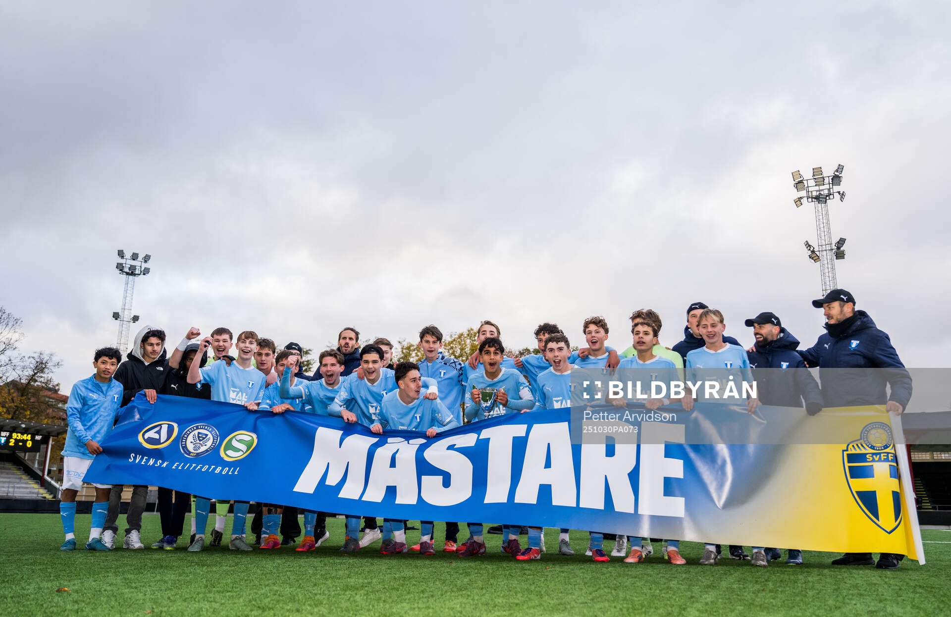 Malmö FFs Amir Osman höjer pokalen