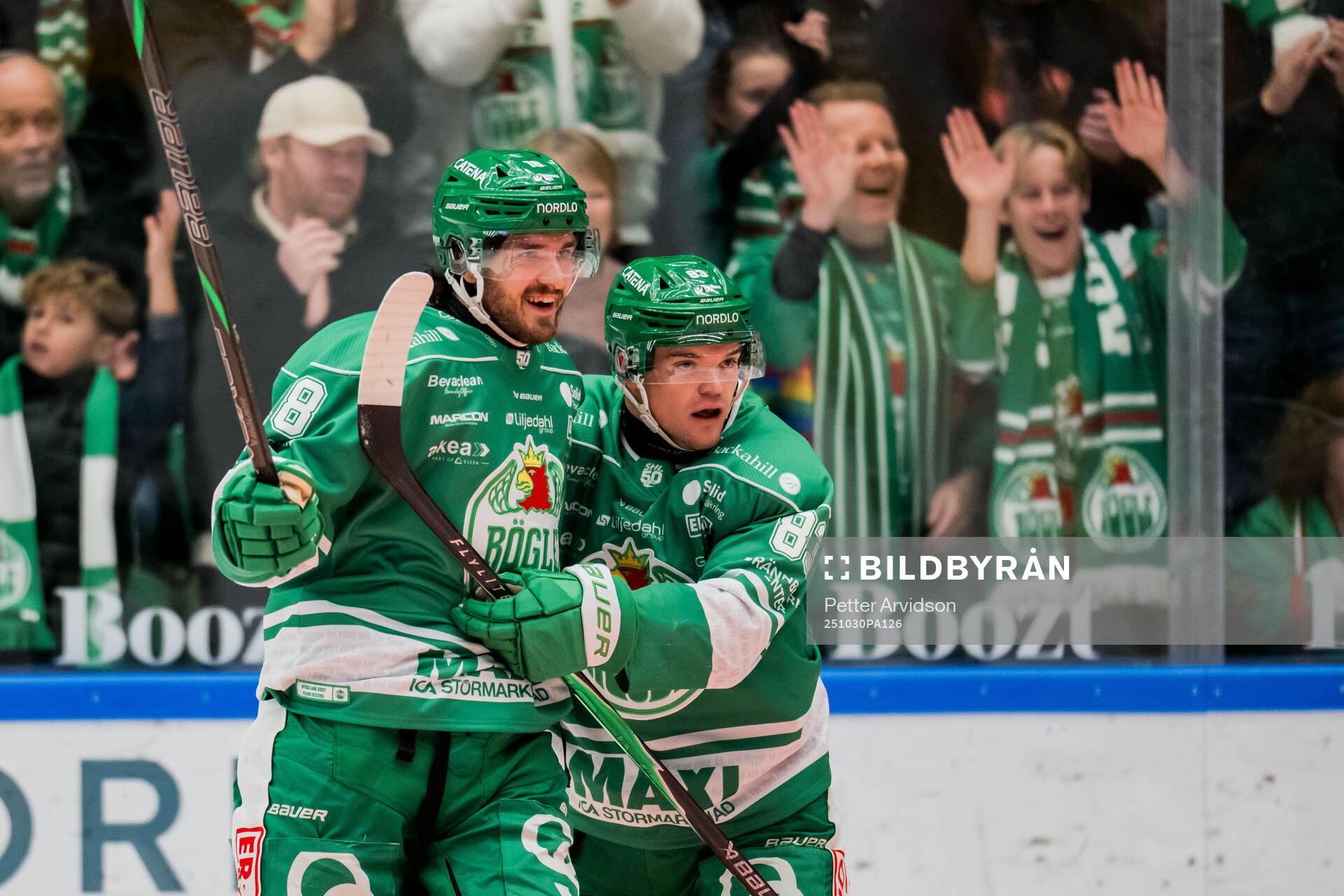 Rögles Dennis Everberg och Karson Kuhlman jublar