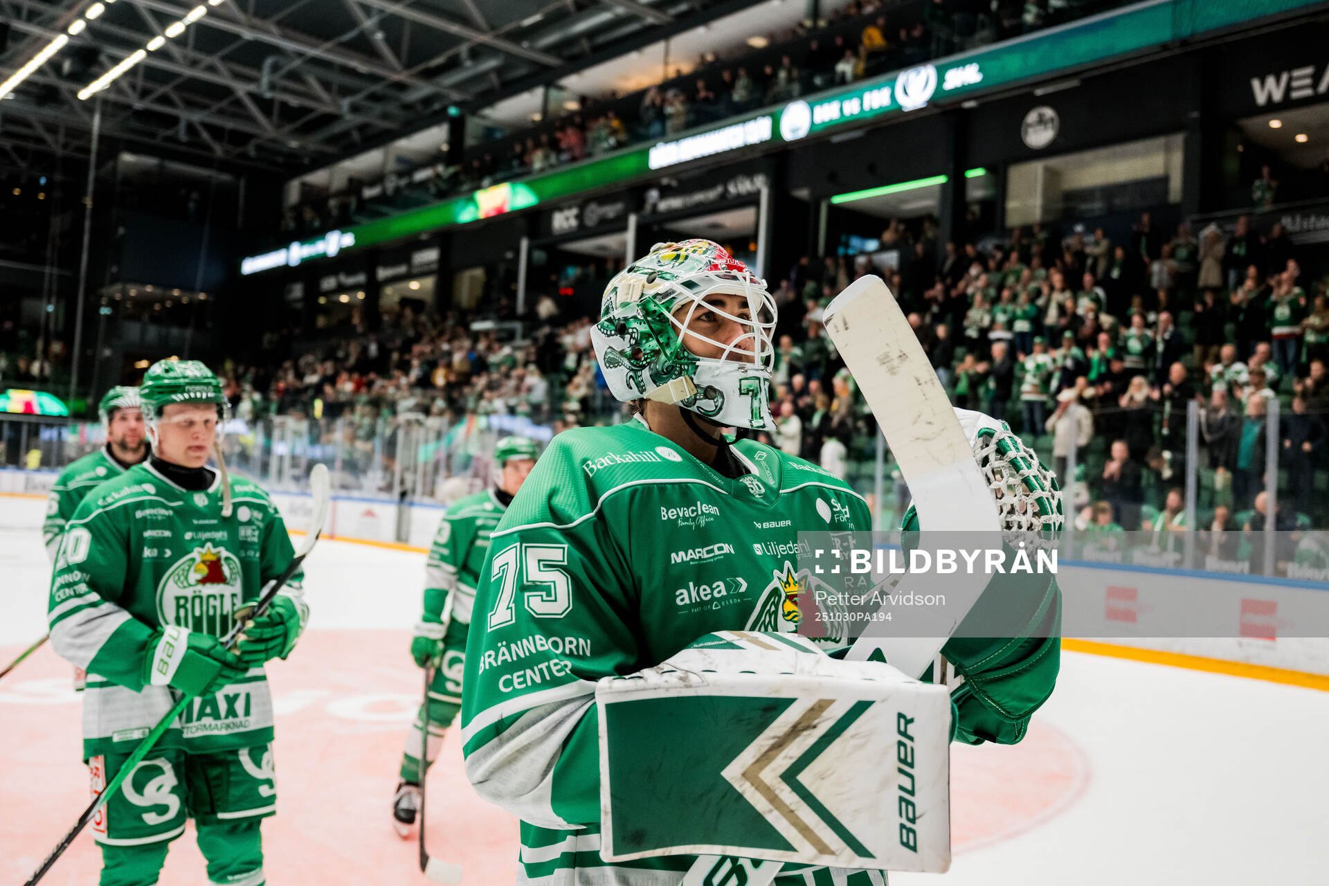Rögles målvakt Arvid Holm jublar