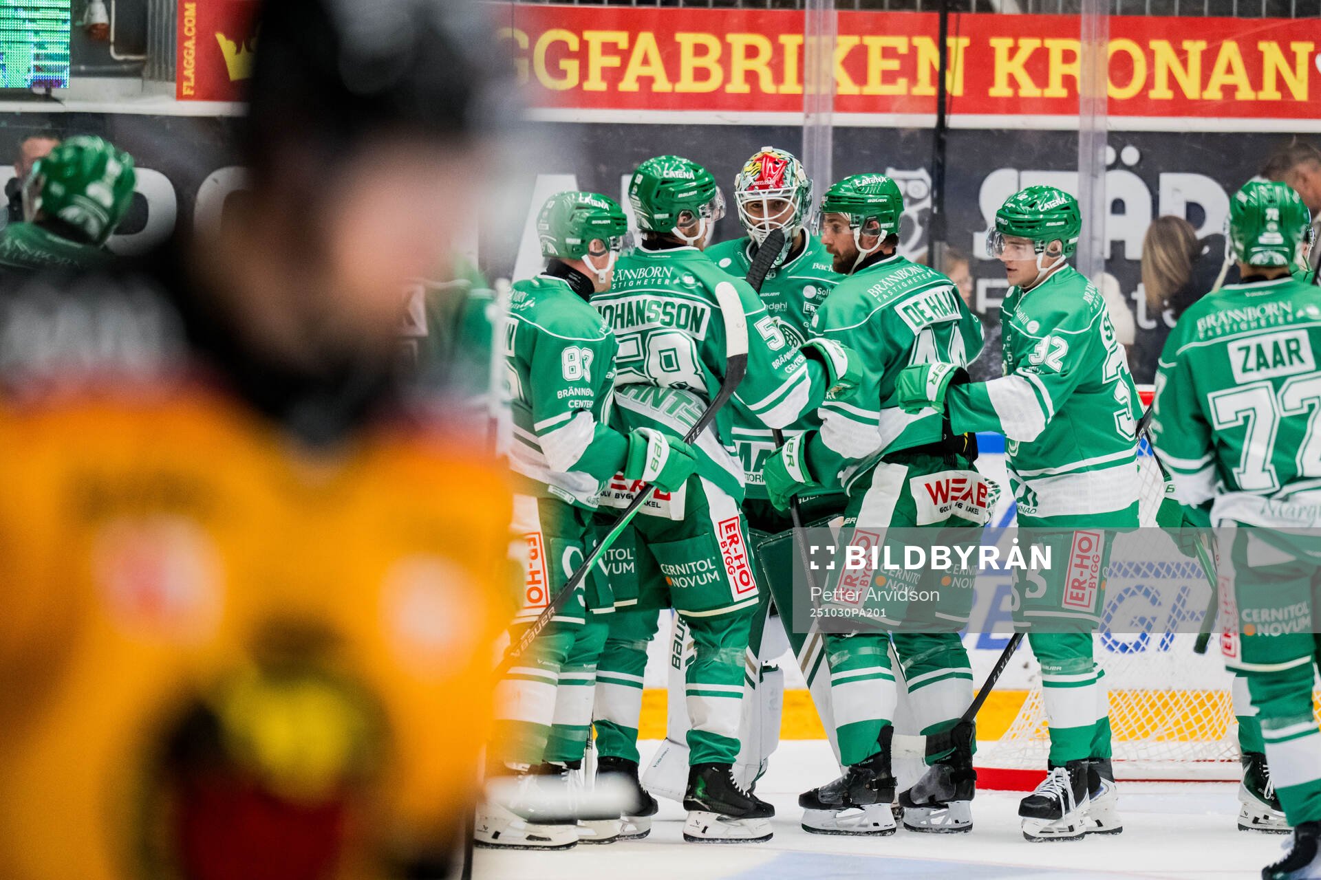 Rögles målvakt Arvid Holm och Calvin De Haan jublar