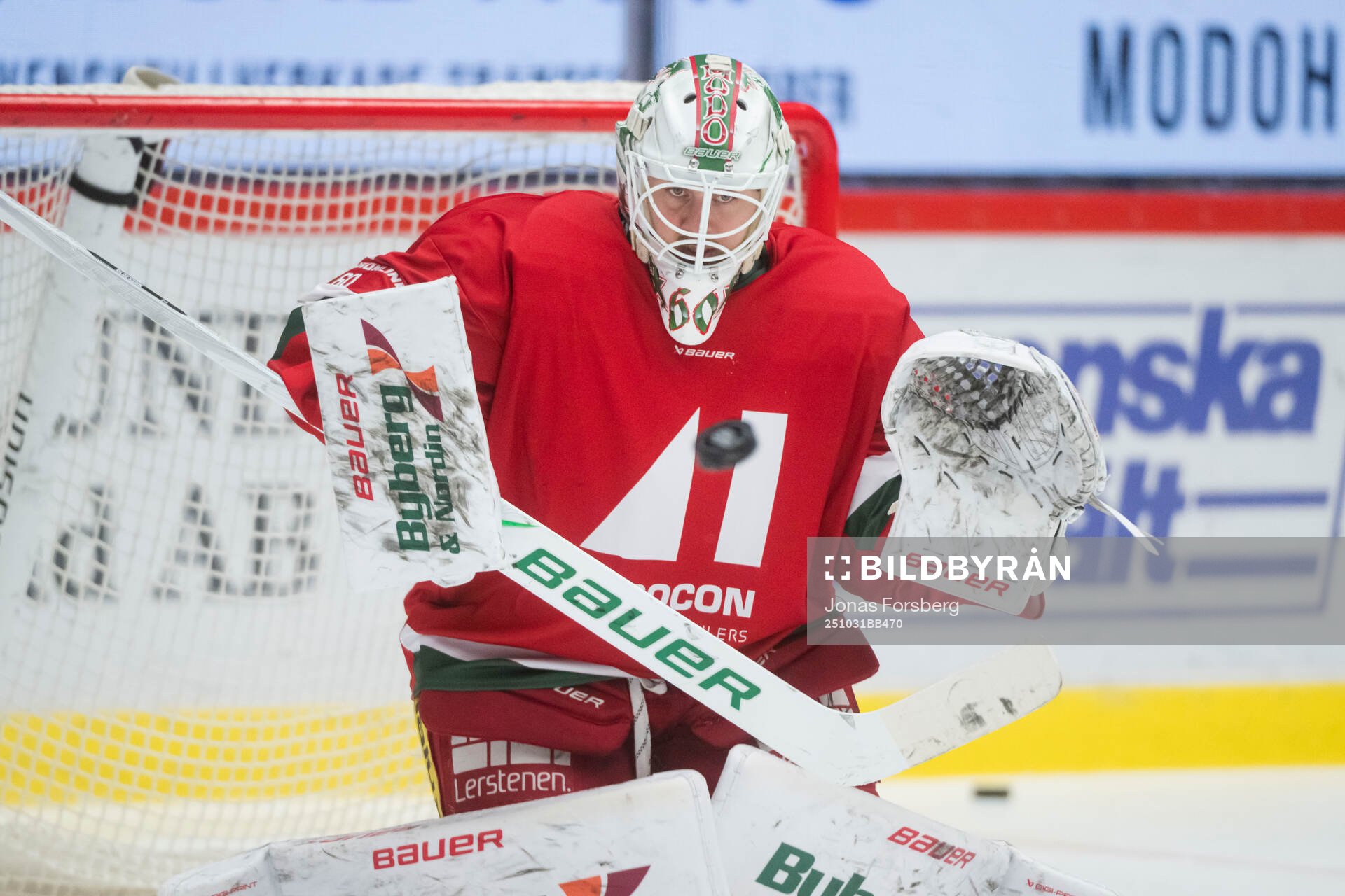 MoDo målvakt Edvin Olofsson innan ishockeymatchen i