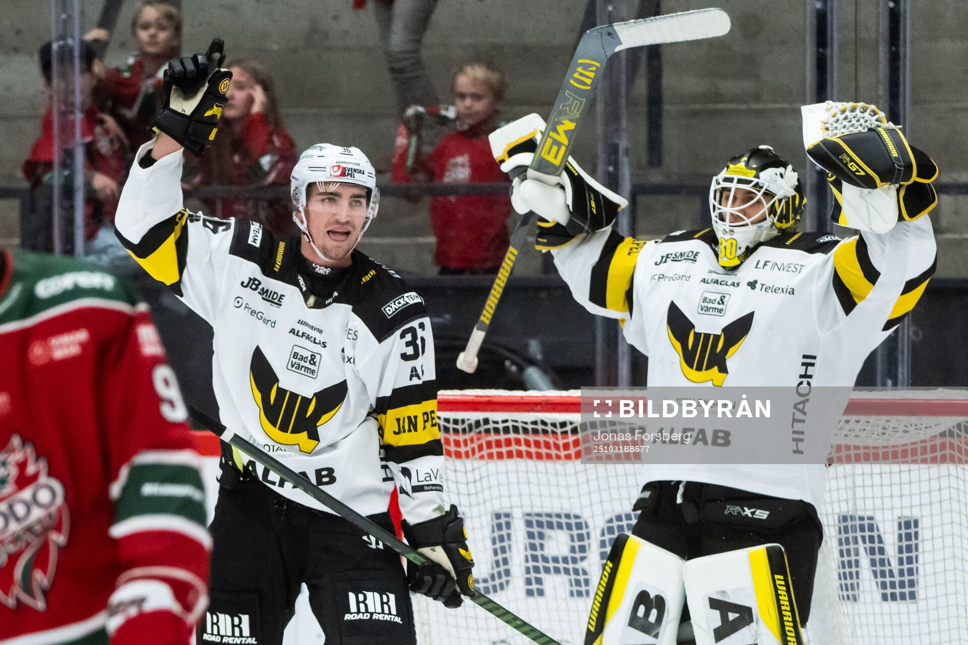 Västerås Olle Norberg och målvakt Benedikt Oschgan jublar