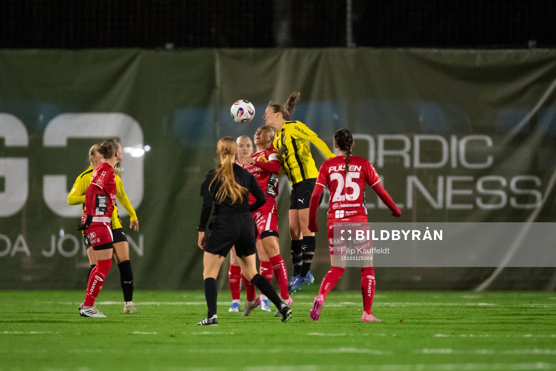 Häckens Tora Lindskog och Elfsborgs Alice Broman