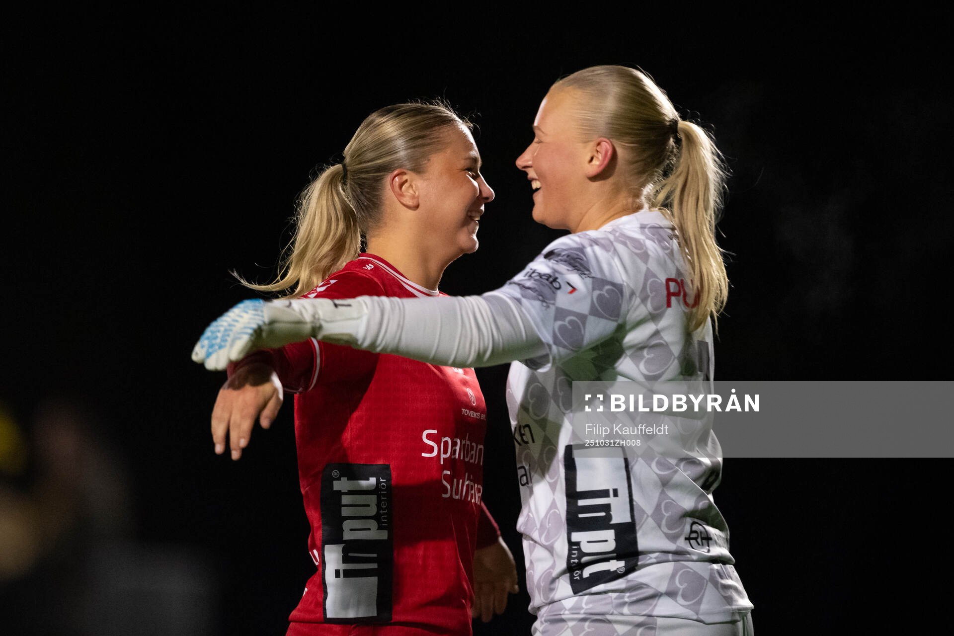 Elfsborgs Alice Broman och målvakt Tilda Torstensson jublar