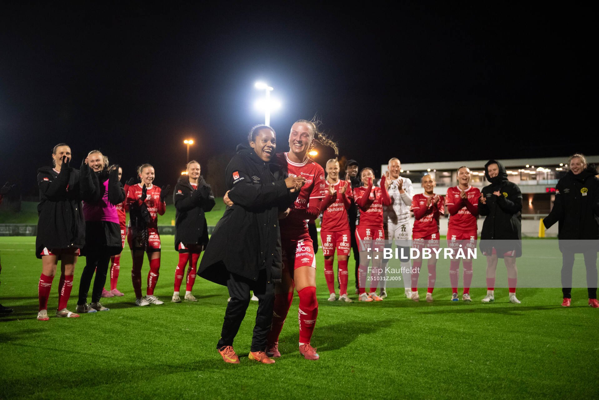 Elfsborgs Vanessa Lopez och Stina Jensen jublar
