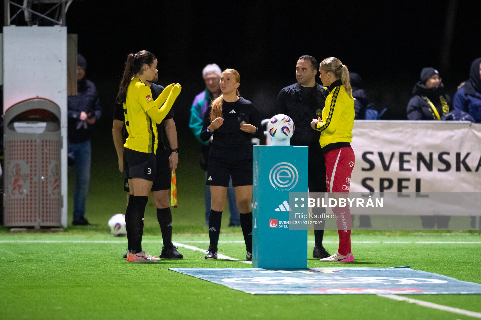 Häckens Andrea Simonovic, Domare Linnéa Wallin och