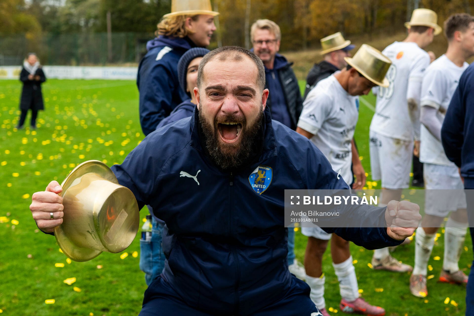 Staffanstorps Uniteds tränare Haris Saranovic jublar
