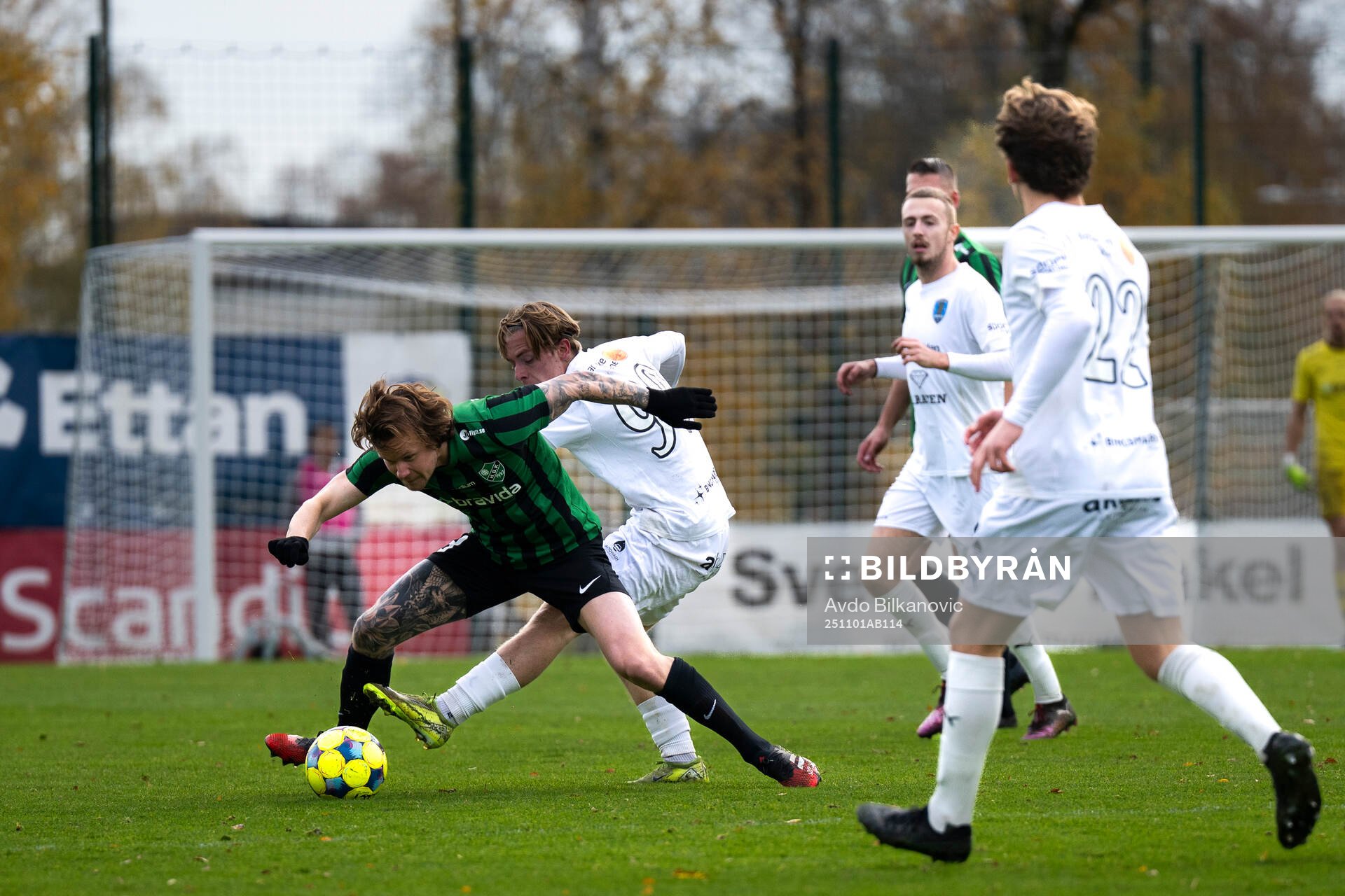 Högaborgs Niklas Mineur och Staffanstorps Uniteds Douglas