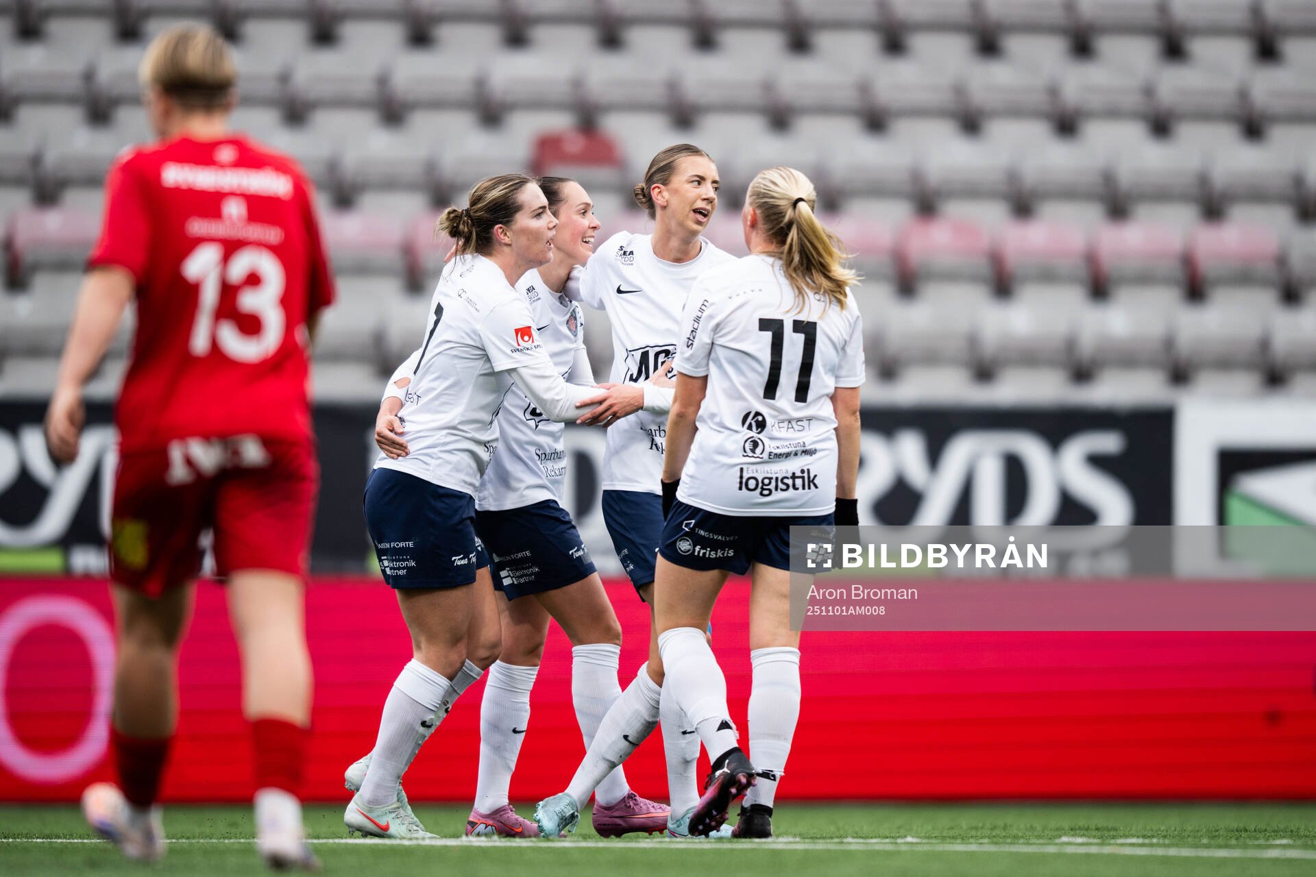 Eskilstuna Uniteds Felicia Rogic jublar med lagkamrater