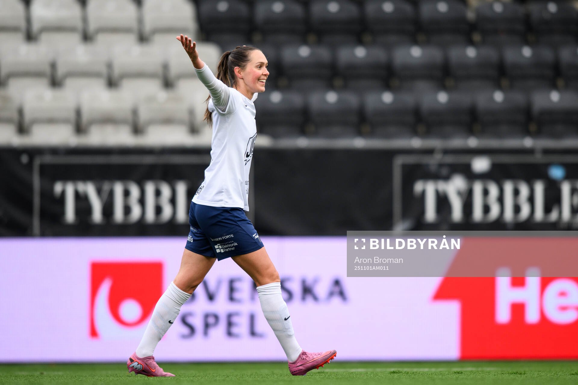 Eskilstuna Uniteds Felicia Rogic jublar