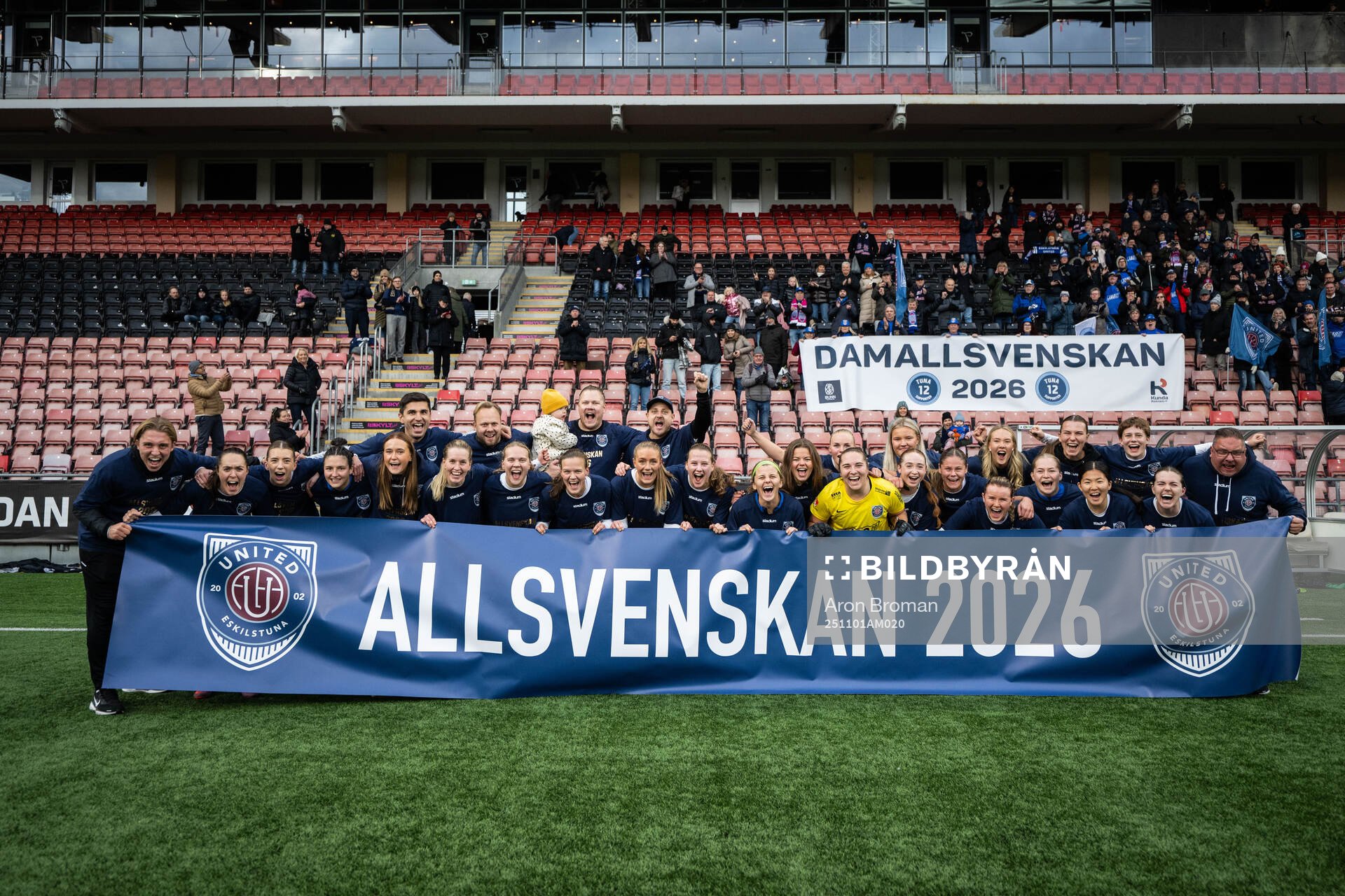 Eskilstuna Uniteds spelare jublar