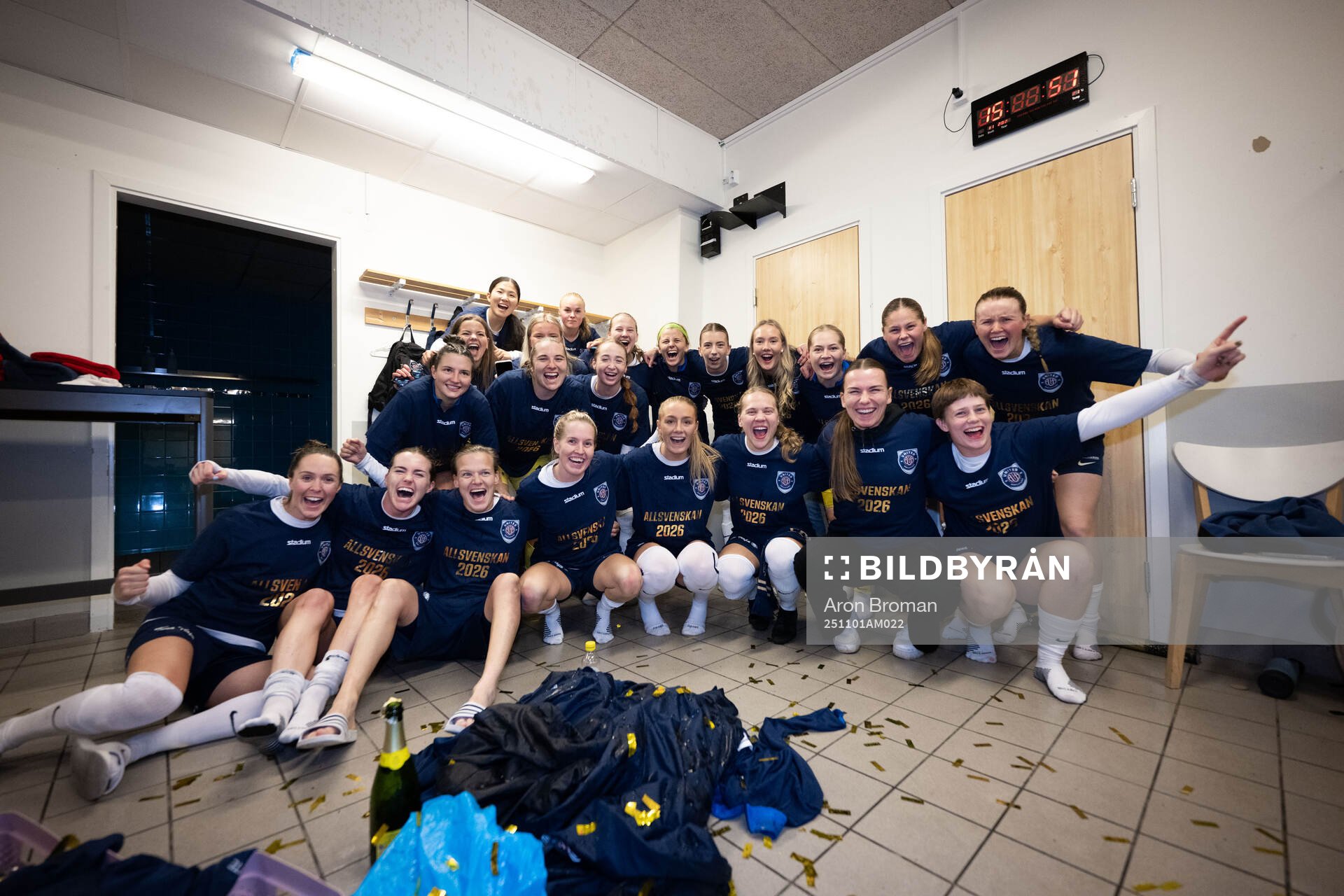 Eskilstuna Uniteds spelare jublar i omklädningsrummet