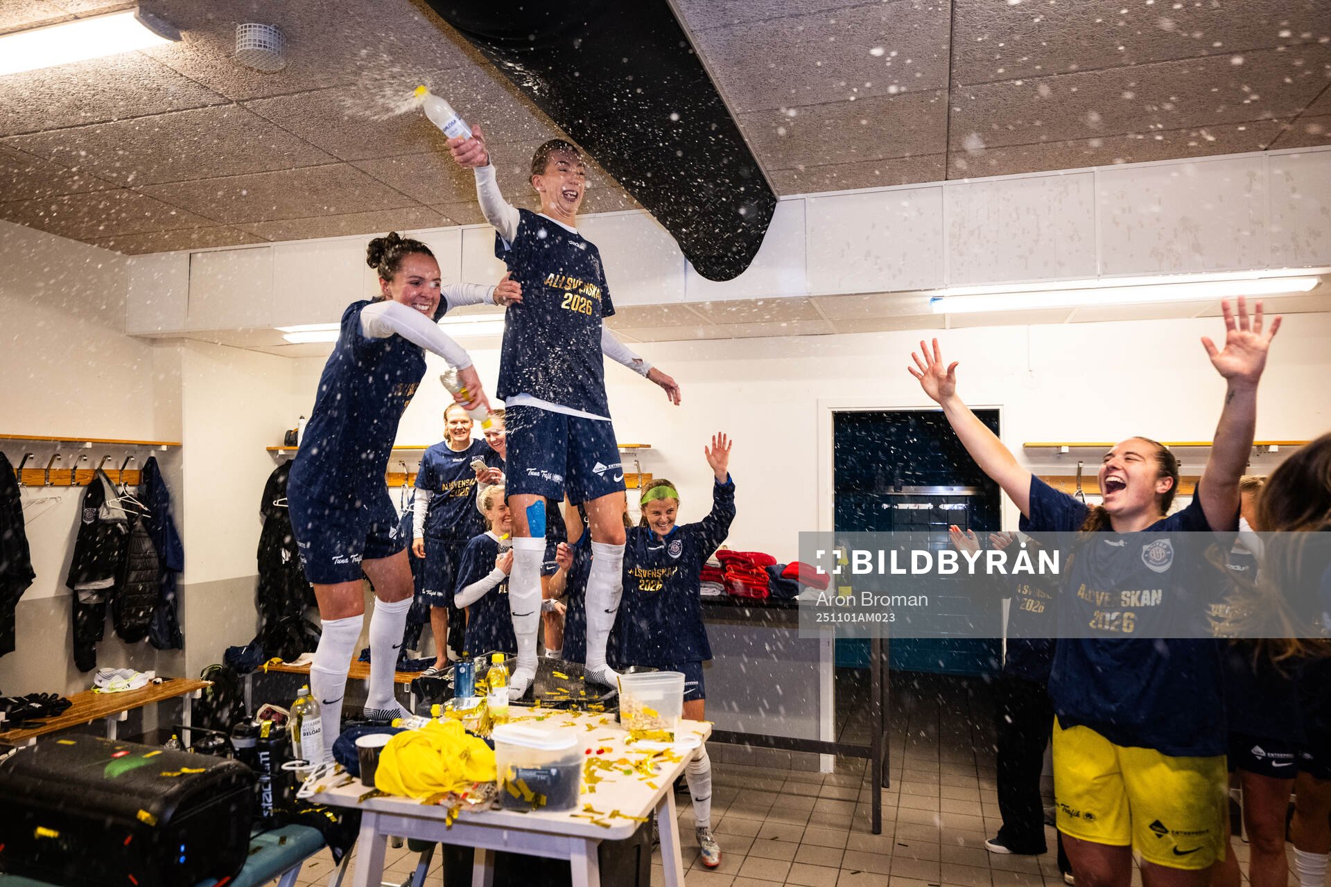 Eskilstuna Uniteds Felicia Rogic och Wilma Öhman jublar