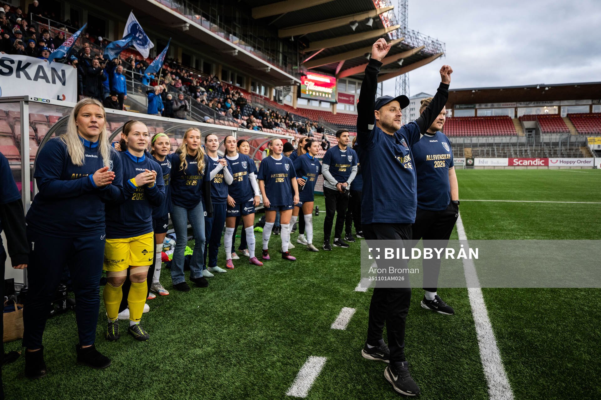 Eskilstuna Uniteds tränare Rickard Johansson jublar