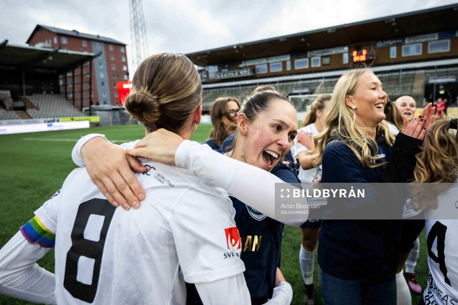 Eskilstuna Uniteds Felicia Rogic och Wilma Öhman jublar