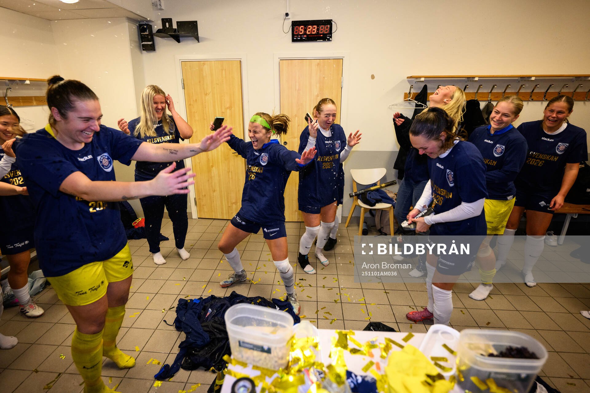 Eskilstuna Uniteds spelare jublar
