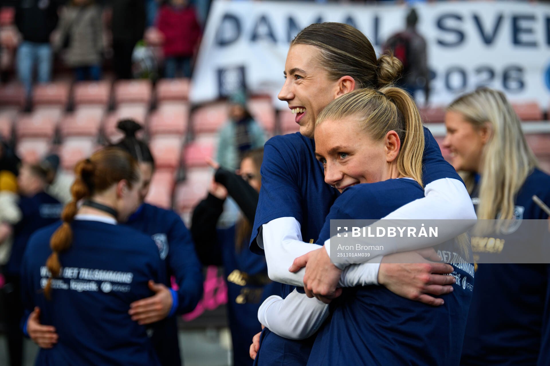 Eskilstuna Uniteds Wilma Öhman och Ellen Schampi jublar