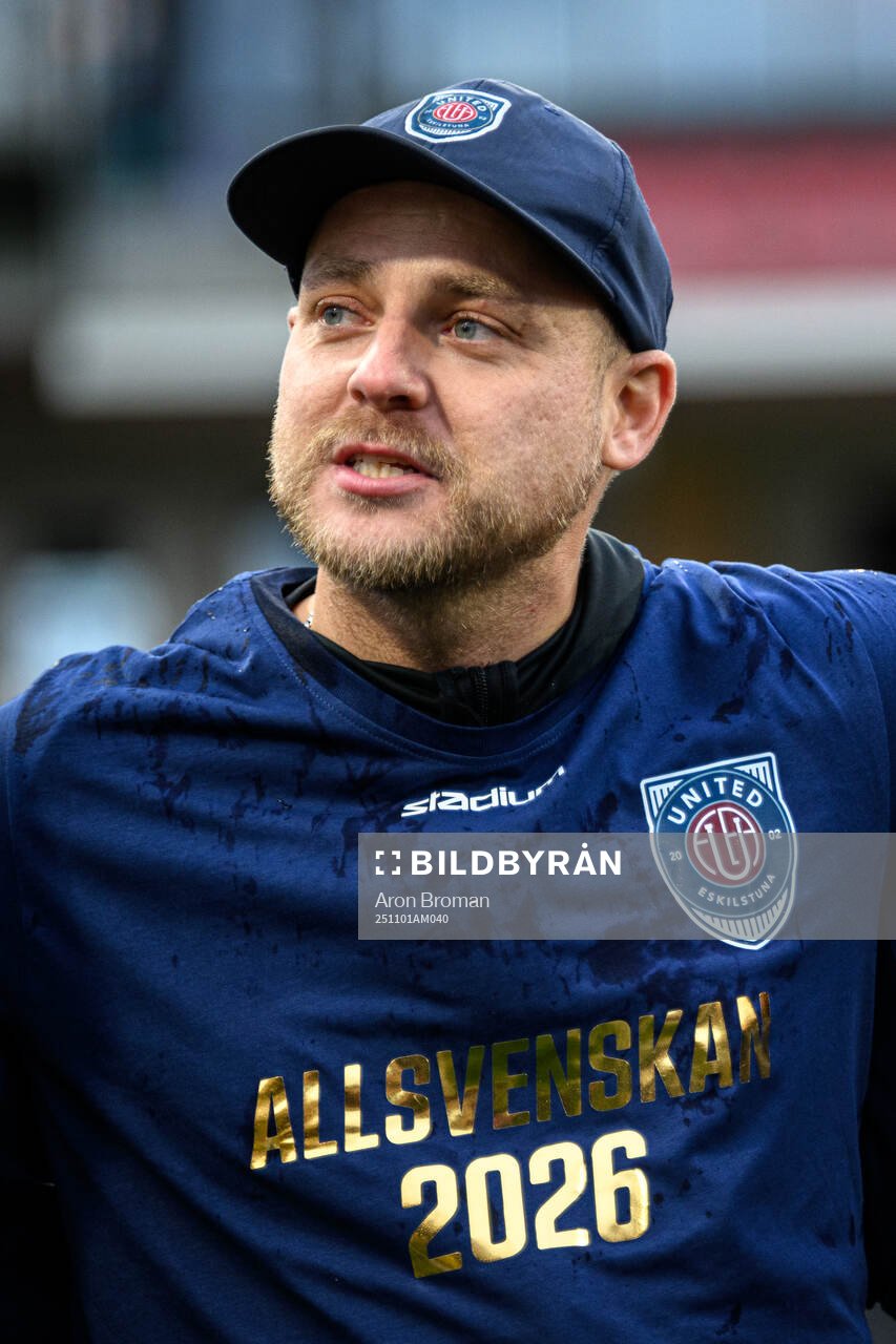 Eskilstuna Uniteds tränare Rickard Johansson jublar