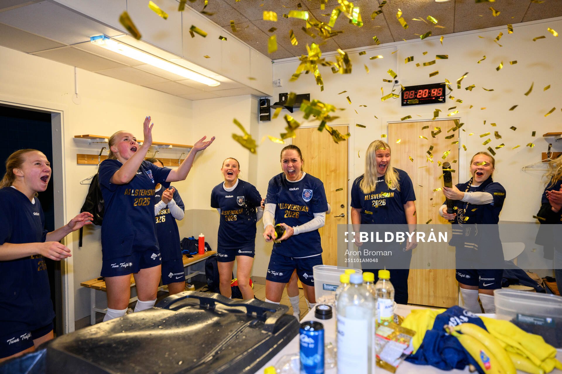 Eskilstuna Uniteds Felicia Rogic jublar med lagkamrater