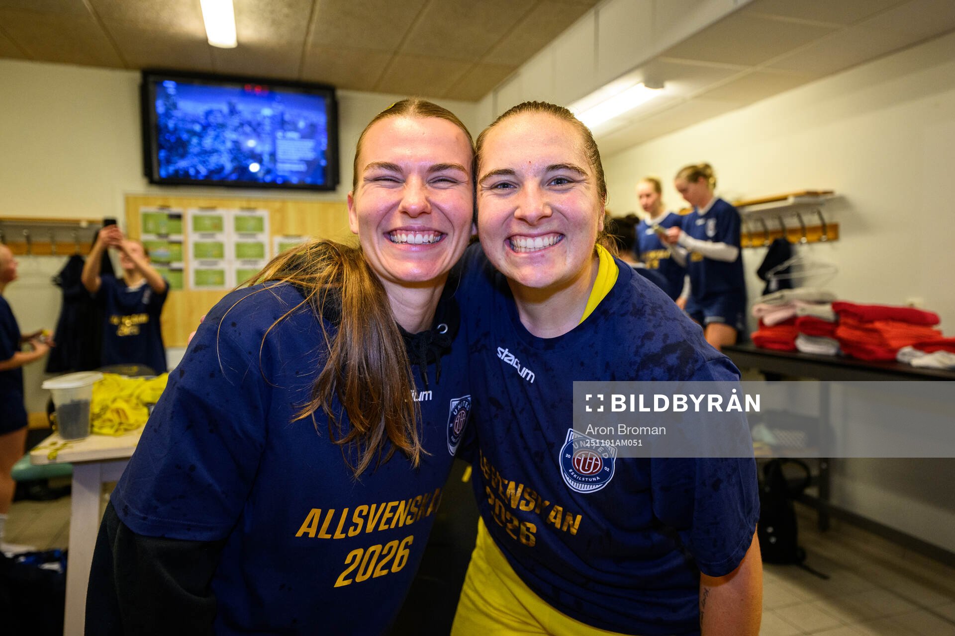 Eskilstuna Uniteds Viivi Spets och målvakt Monica