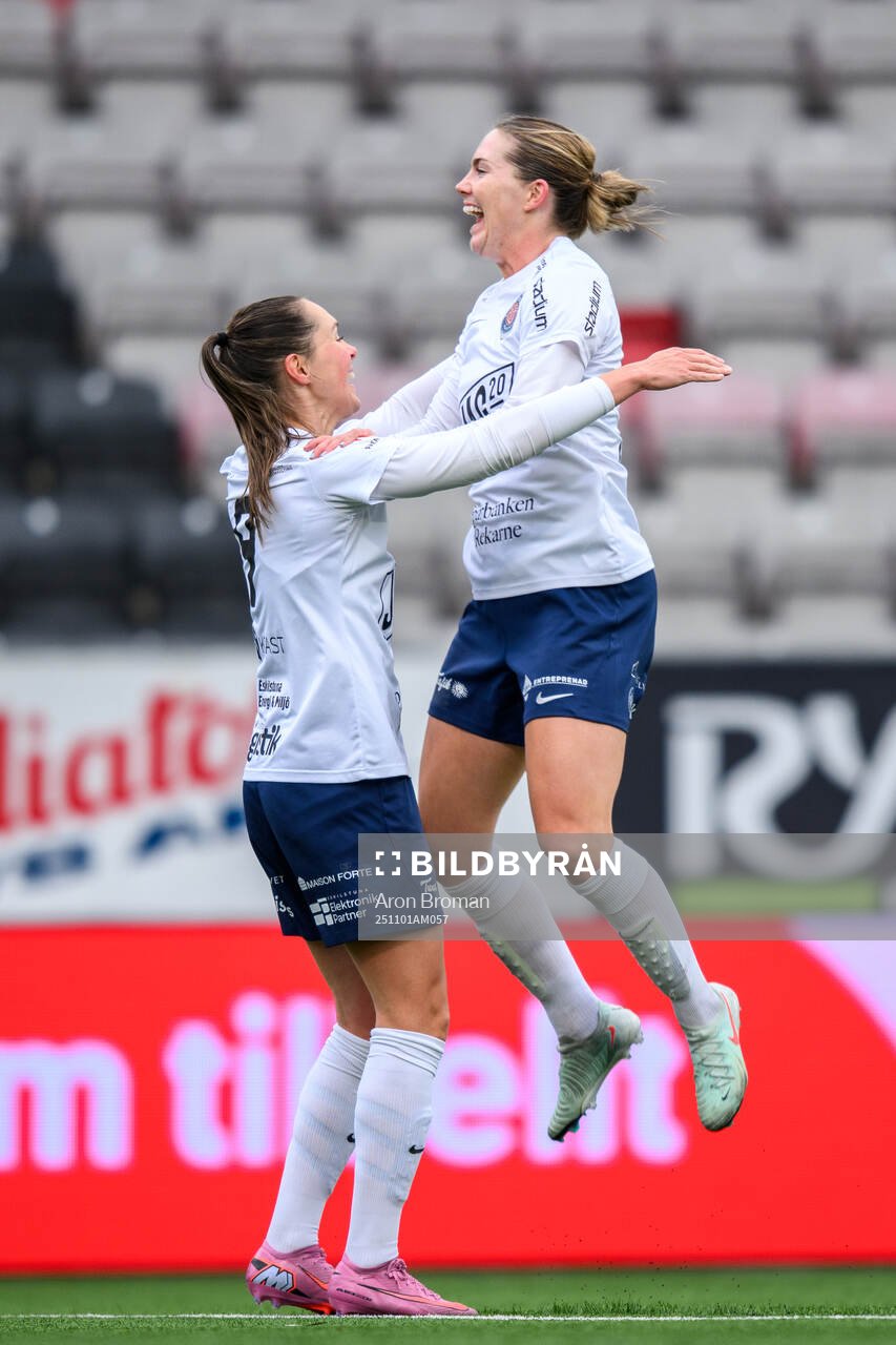 Eskilstuna Uniteds Felicia Rogic jublar med Gabrielle Rose