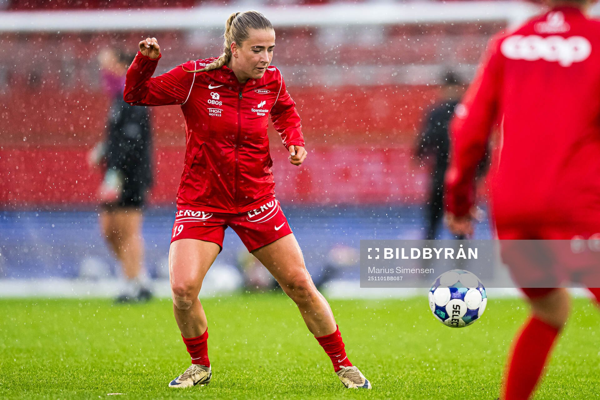 Monica Isaksen of Brann warms up