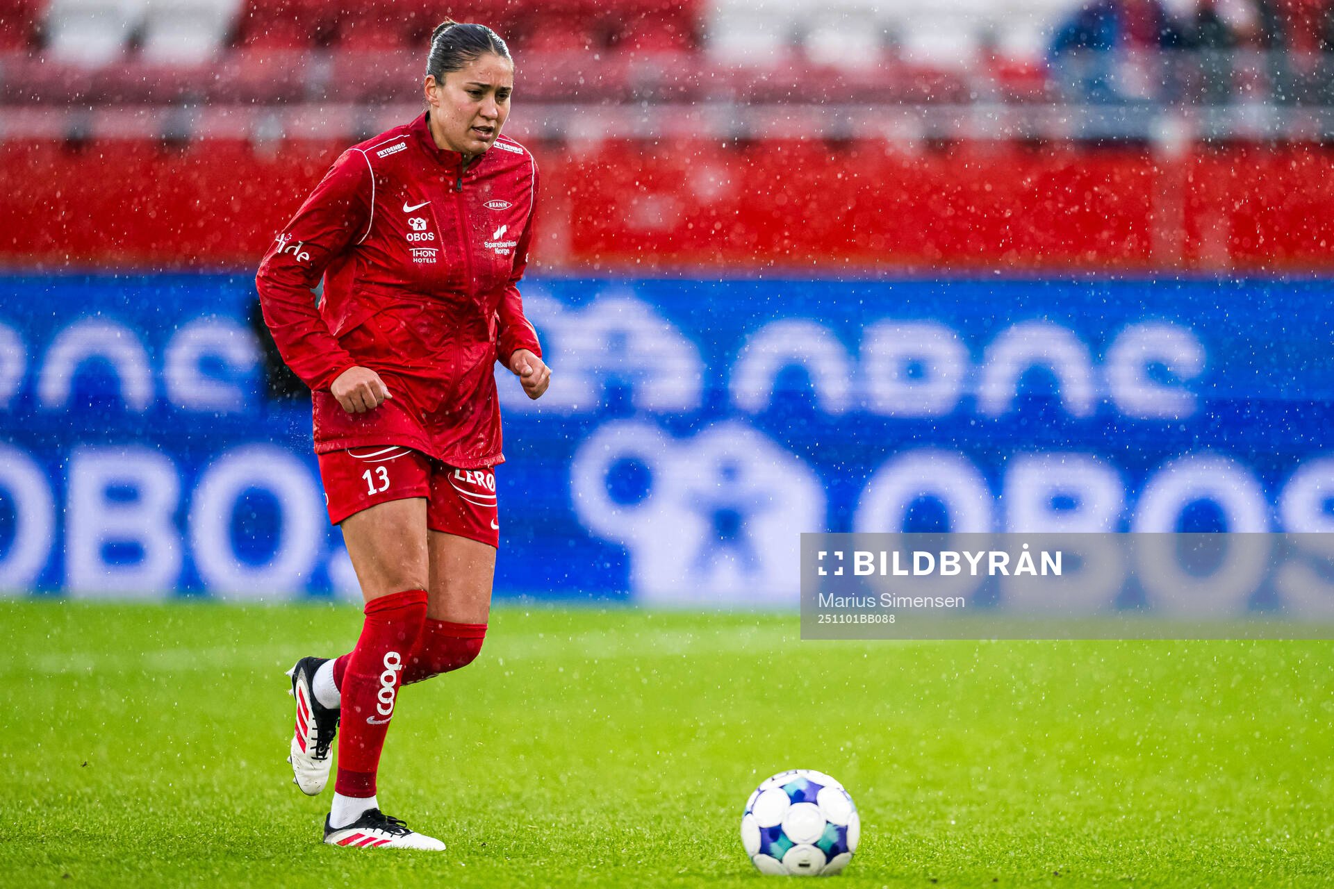 Brenna Lovera of Brann warms up