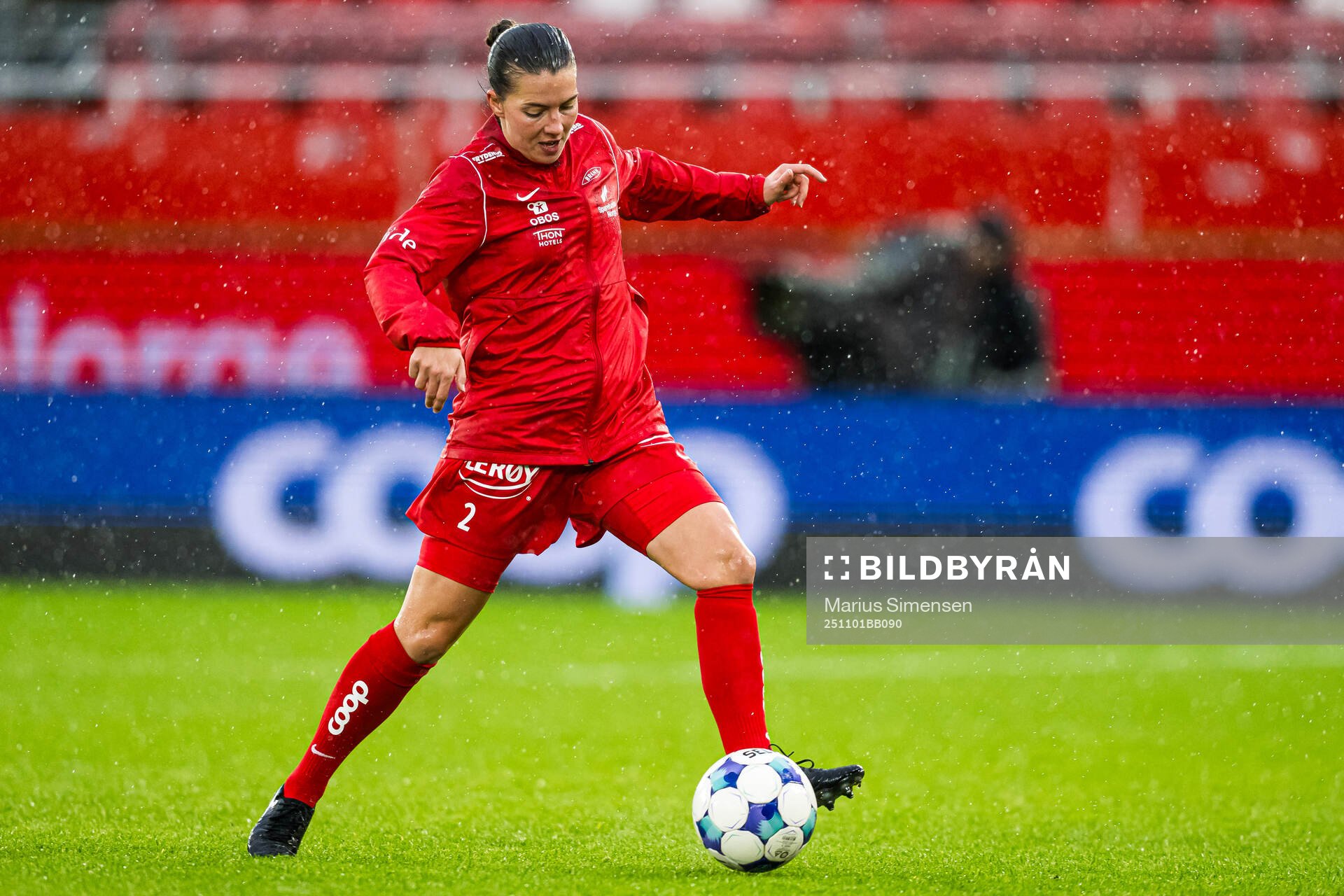 Cecilie Redisch Kvamme of Brann warms up
