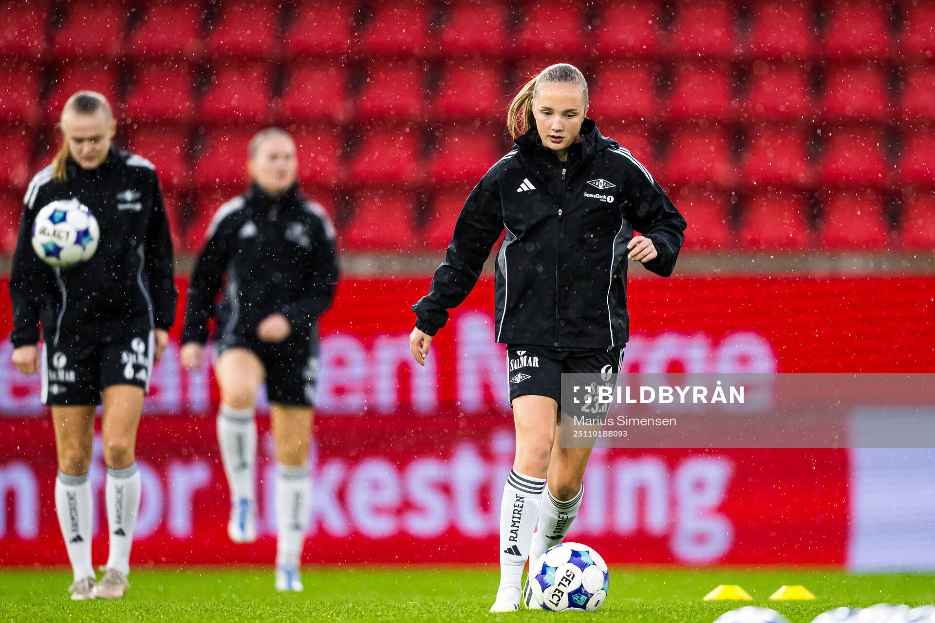 Karna Sæther Sødahl of Rosenborg warms up