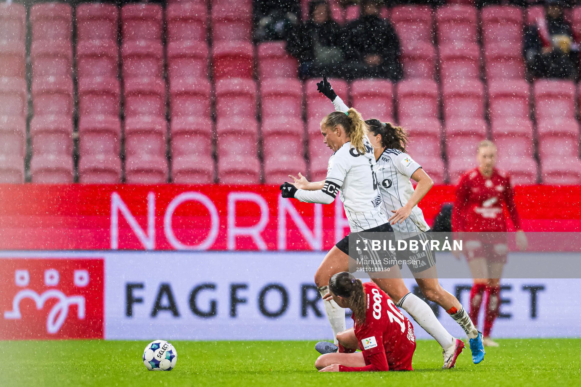 Signe Gaupset of Brann and Rebecka Wanvik Holum of Rosenborg
