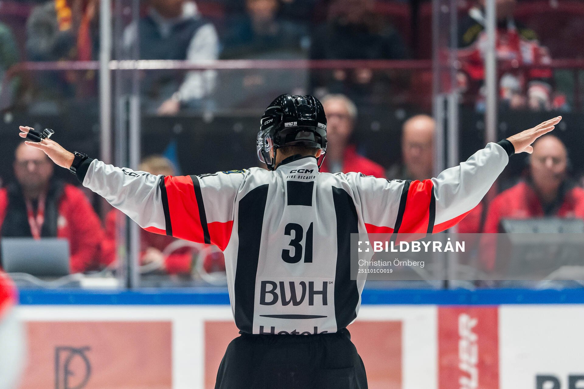 Domare Kristoffer Folkstrand dömer bort Malmö Redhawks