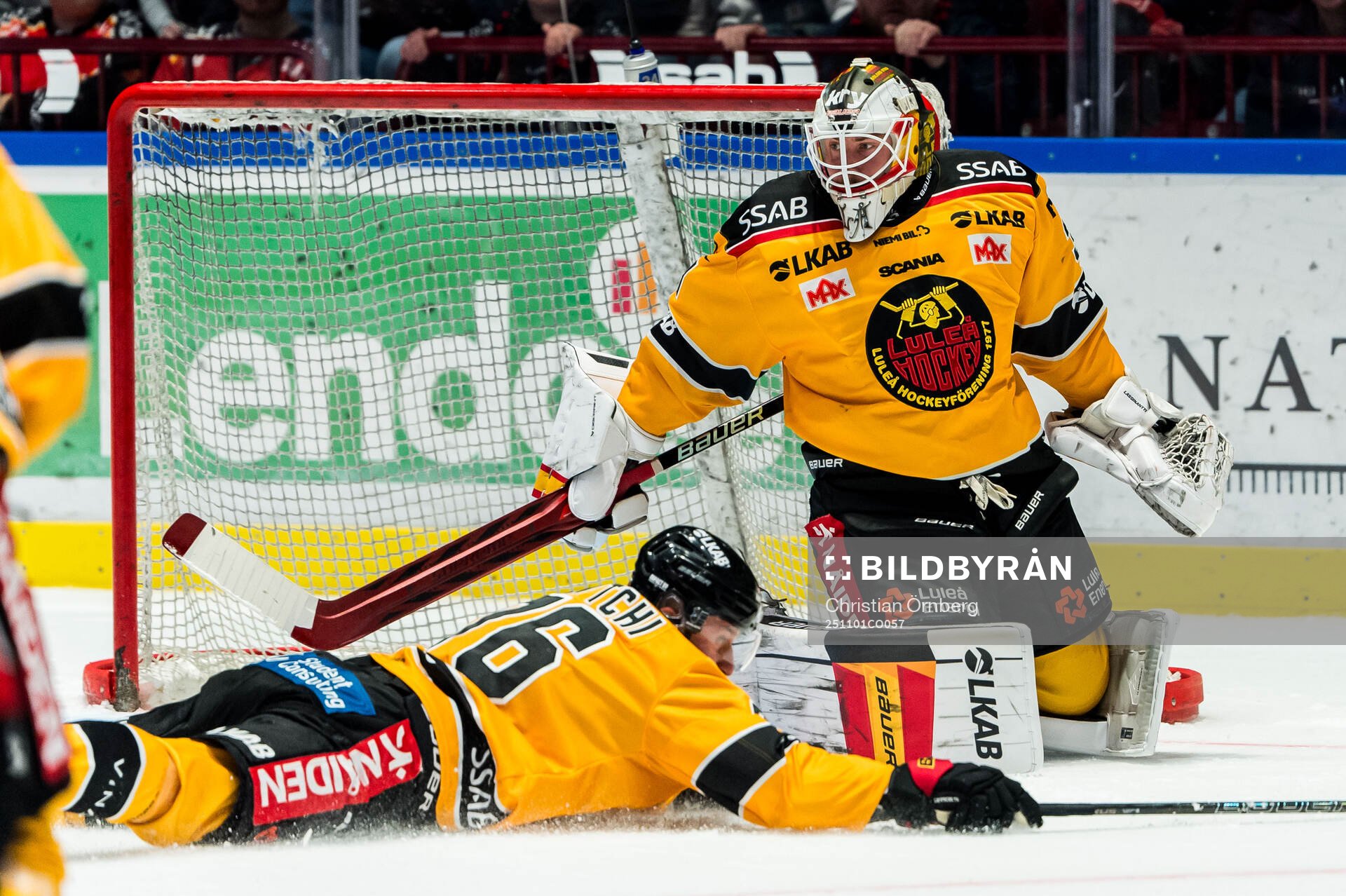 Luleås Anton Levtchi och målvakt Joel Lassinantti