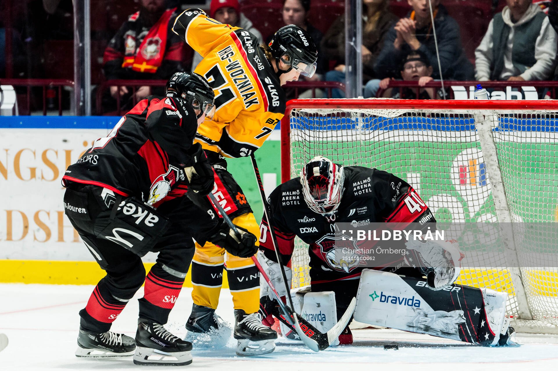 Luleås Jakob Ihs-Wozniak och Malmö Redhawks målvakt