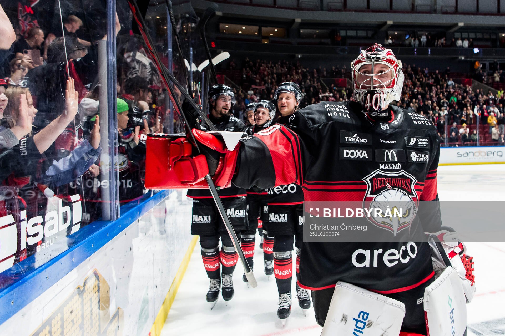 Malmö Redhawks målvakt Oskar Blomgren jublar