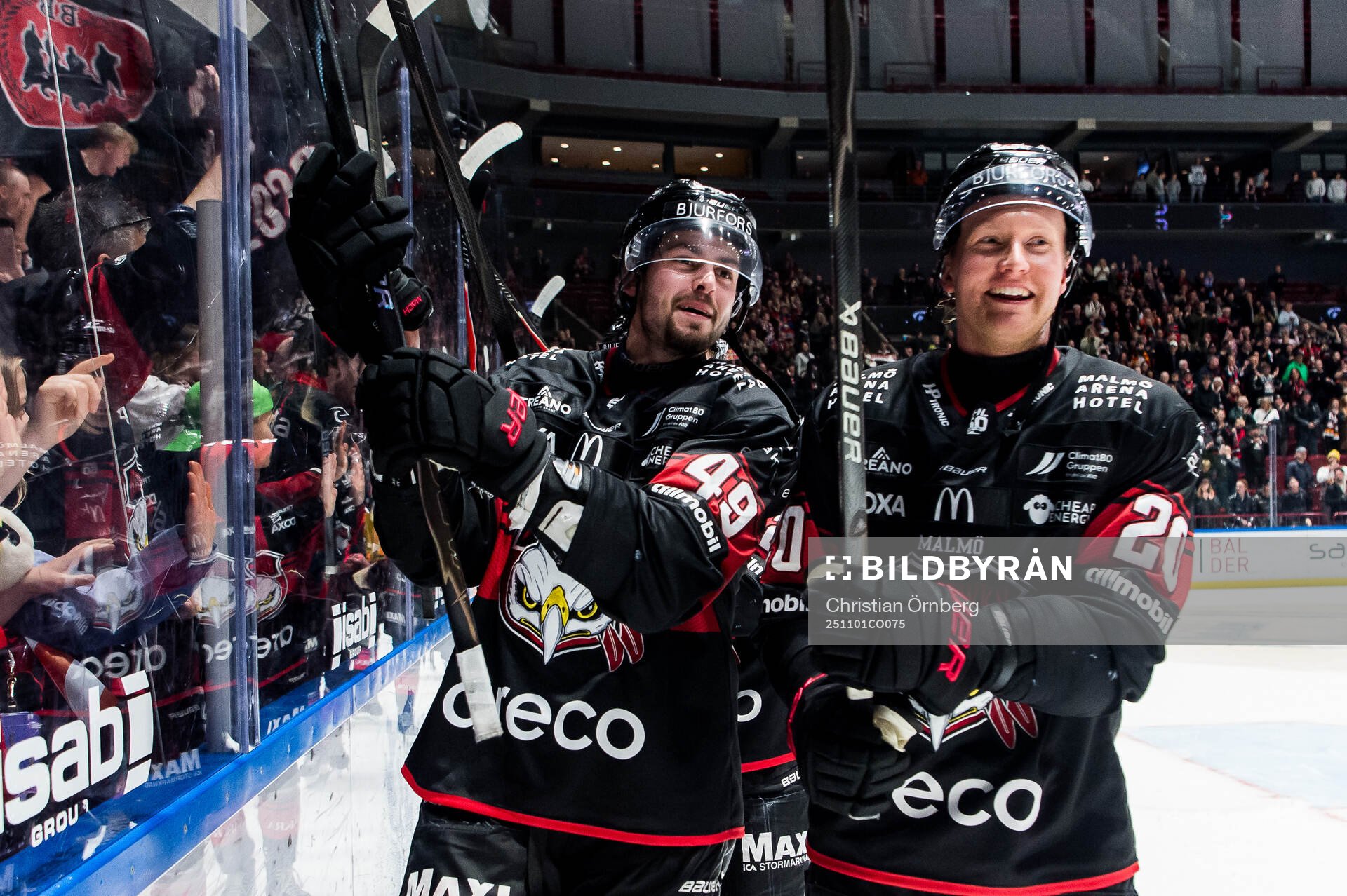 Malmö Redhawks Seth Barton och Thomas Berg Paulsen jublar