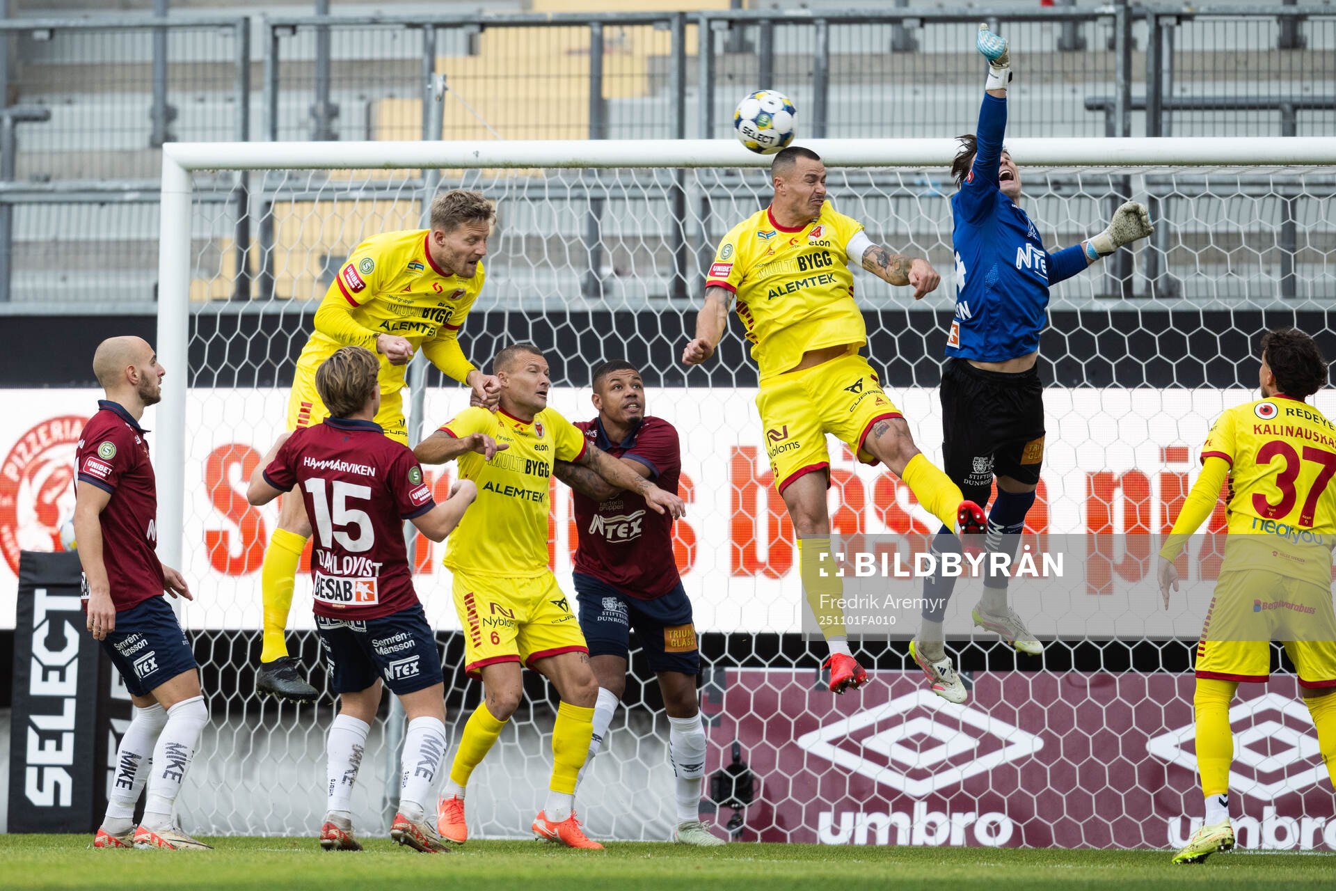 Kalmars Melker Hallberg och Örgrytes målvakt Hampus