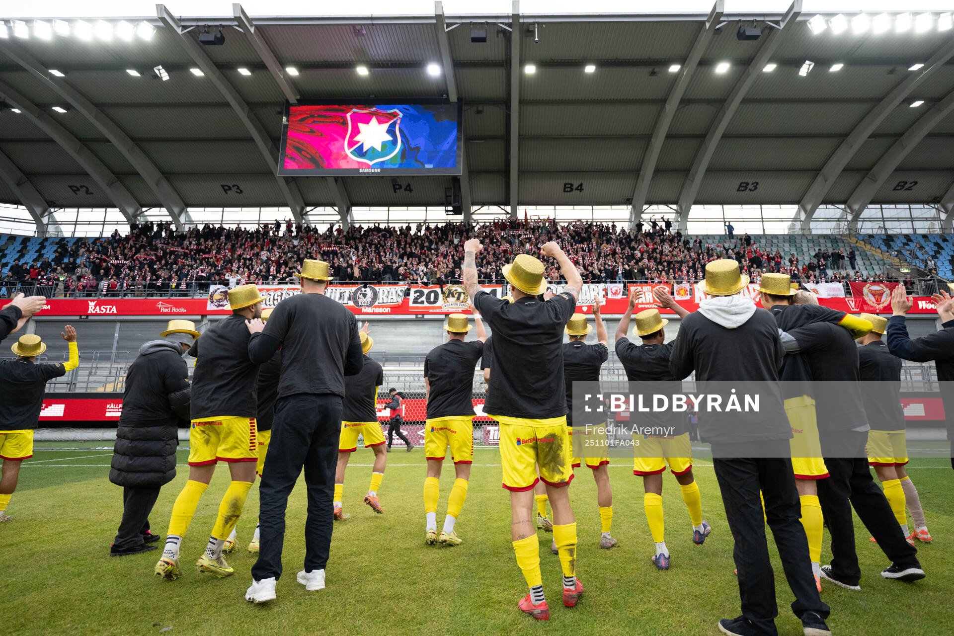 Kalmars spelare jublar med supportrar