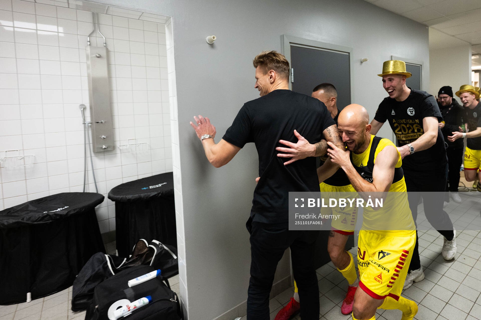 Kalmars tränare Toni Koskela jublar med spelare